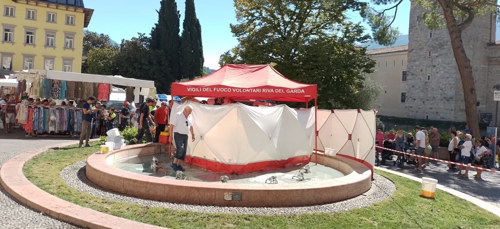 Paura a Riva del Garda: una bambina è rimasta incastrata in una fontana, sul posto al lavoro i vigili del fuoco